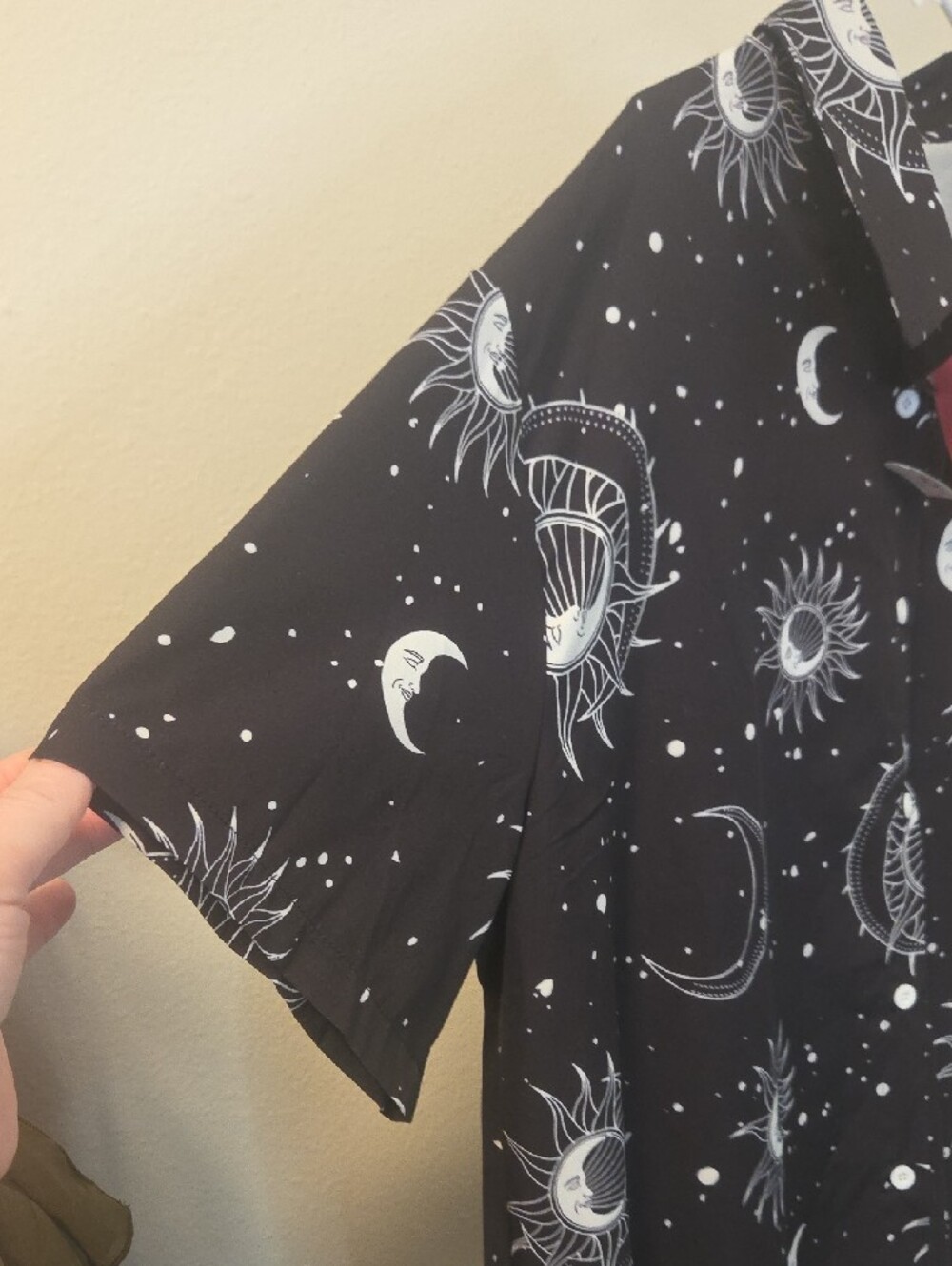 ROMWE Black Short-Sleeve Button-Down Shirt with White Sun & Moon Print - Picture 3 of 6